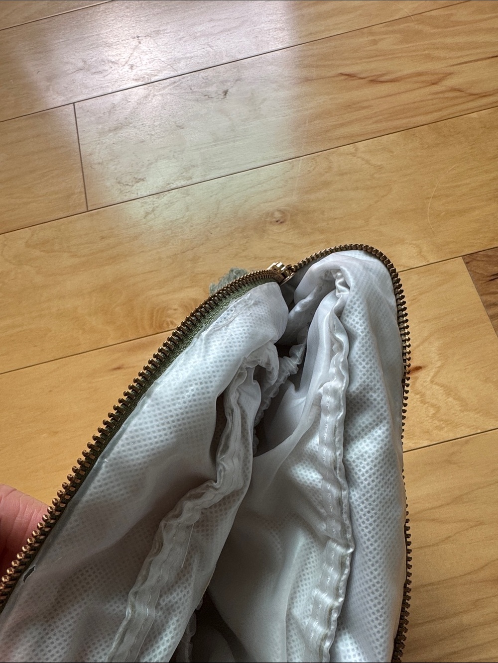 ELIZABETH SCARLETT
Earth Goddess Velvet Wash Bag - Olive - Picture 9 of 10